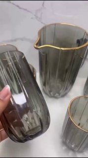 Conjunto de Jarras de Vidro com Detalhe Dourado