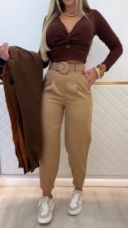 Conjunto de Blusa e Calça Feminina