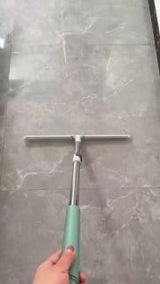 Rodo mágico de silicone com cabo de alumínio, ideal para vidros, pisos e banheiro. Leve e prático!