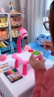 Mesa Projetora Projetor Infantil Brinquedo Mesa Mágica Desenhar Educativo Cor Rosa Com Livro e Canetas