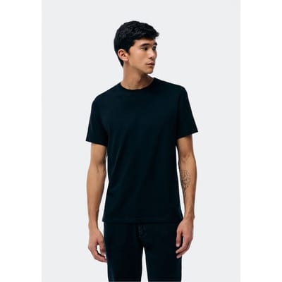 NÃO É SÓ UMA CAMISETA BÁSICA DA HERING!