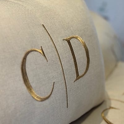 Almofada Personalizada Bordada Com Enchimento Rineira Baguete 50x30 Inicial Casal Linho Veludo - (Shopee)
